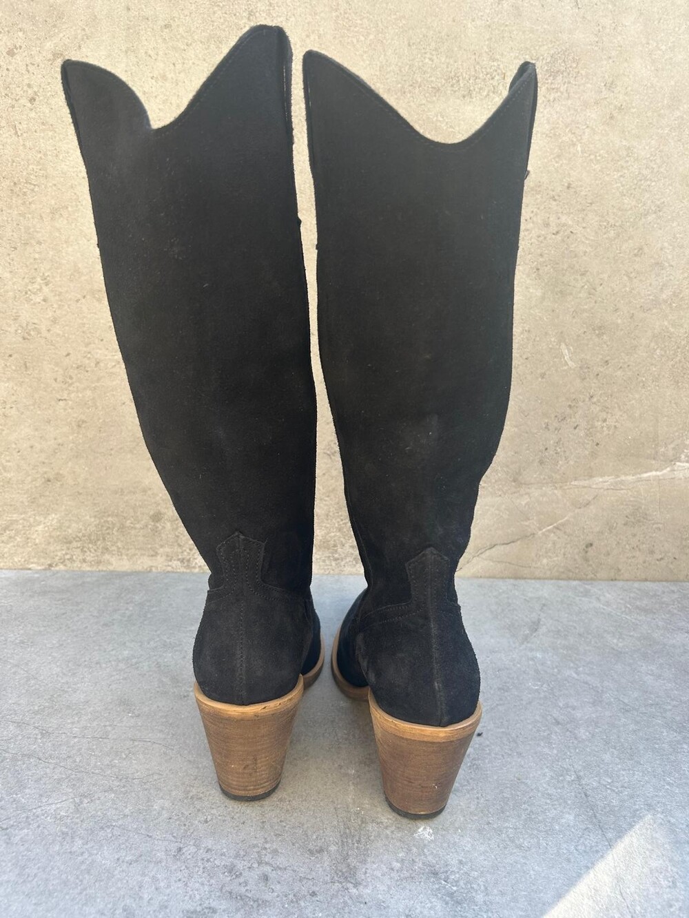 Brand new with tags VERO MODA black suede Western-style knee-high boots. Size 8 - Picture 3 of 6